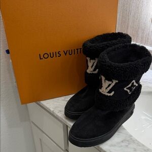 Louis Vuitton snowdrop flat ankle boot. Black and Cream Shearling Boots 41 black